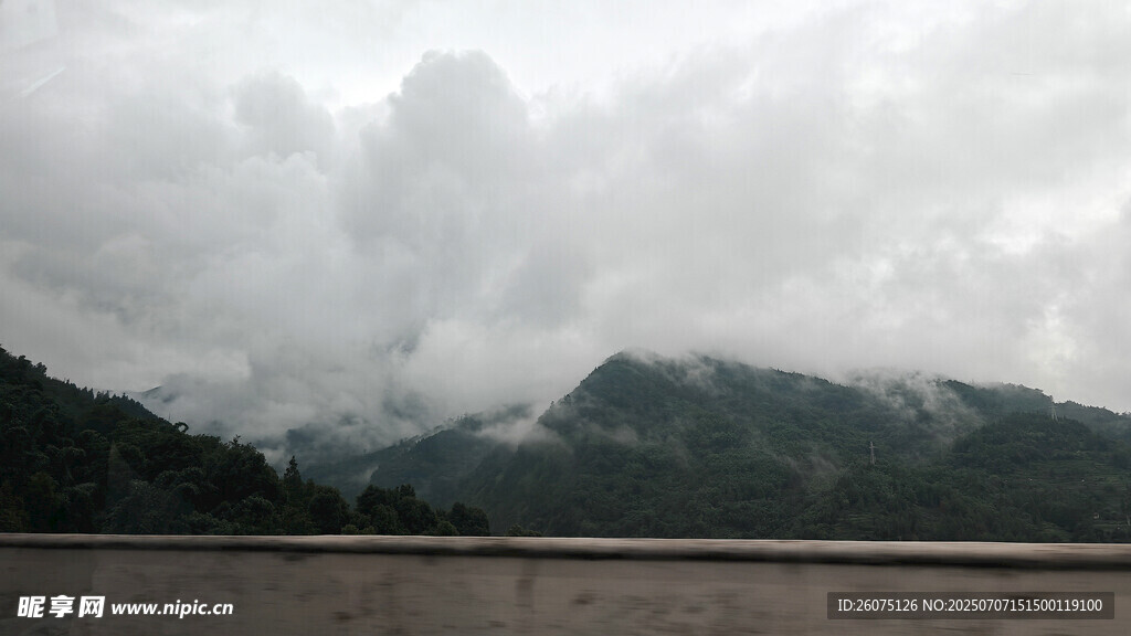 云雾缭绕的山峦景色