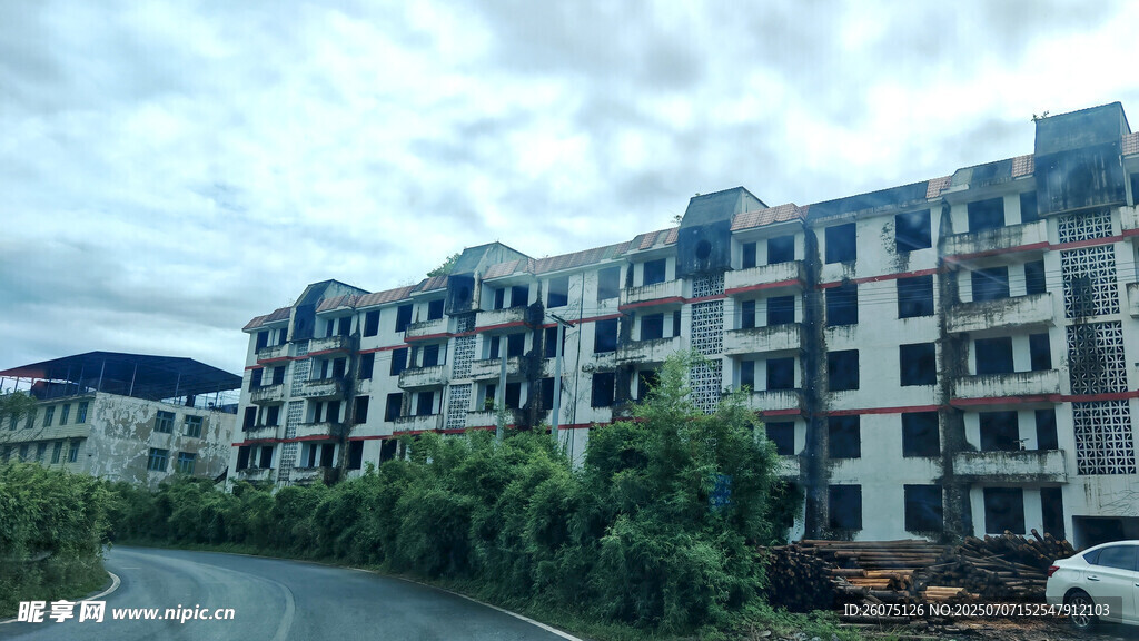多层建筑旁的道路景观