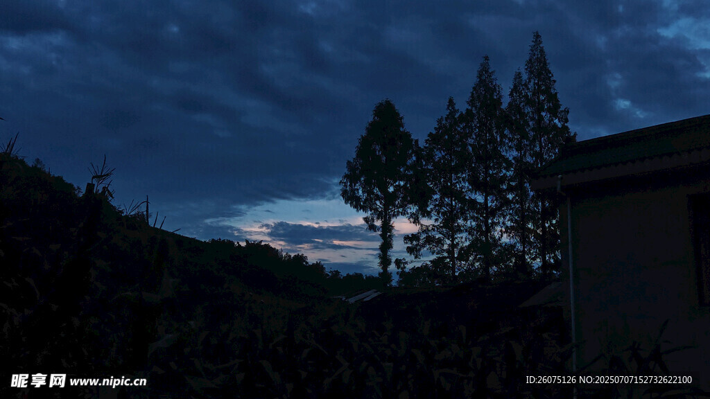 夜幕下的山林与房屋