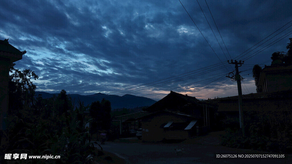 夜幕下的乡村景色