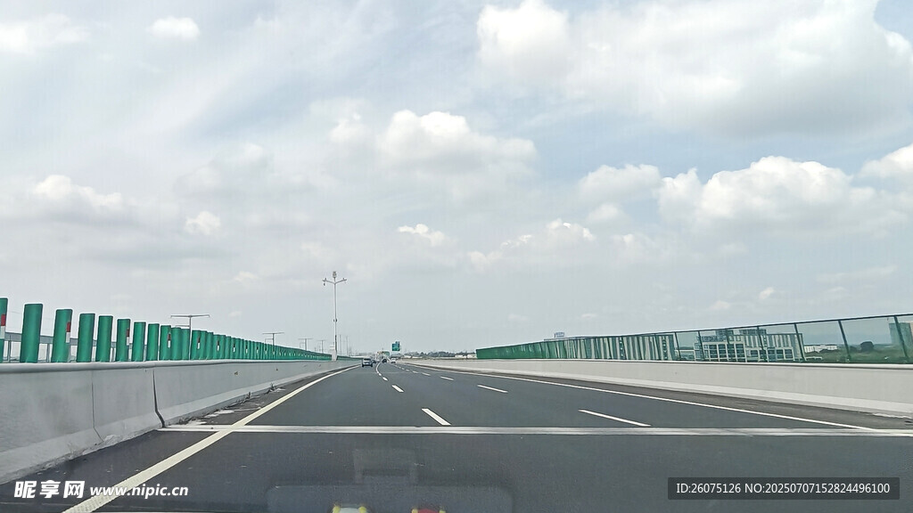 宽阔公路延伸向远方
