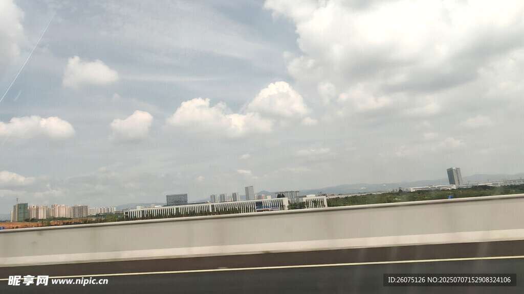 公路边的开阔风景
