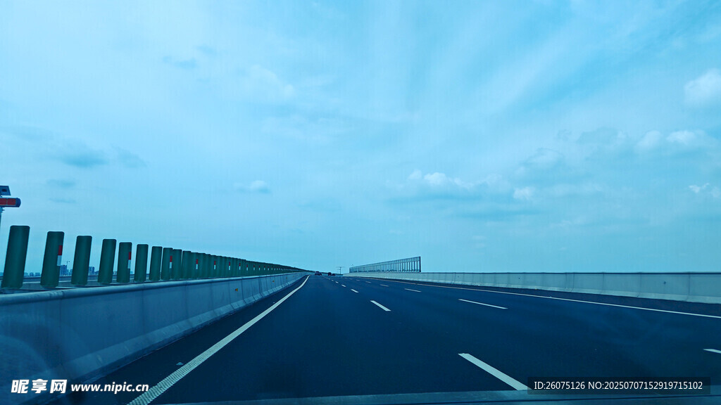宽阔公路伸向远方