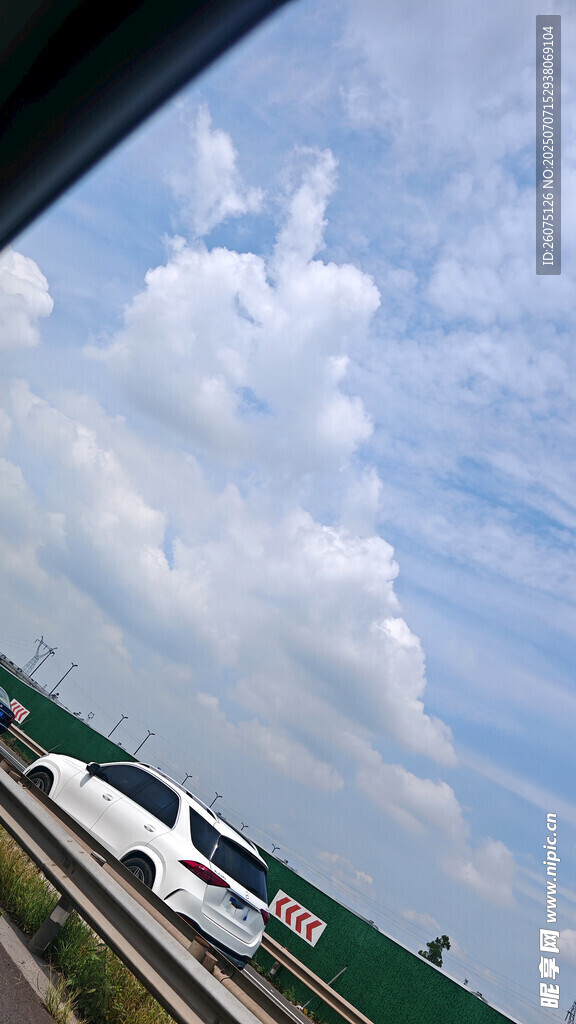 公路上的行驶车辆与天空