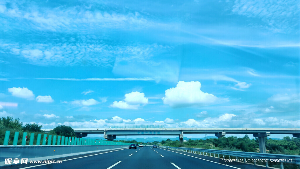 宽阔公路与蓝天白云美景