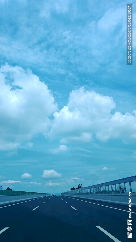 公路伸向远方的开阔风景
