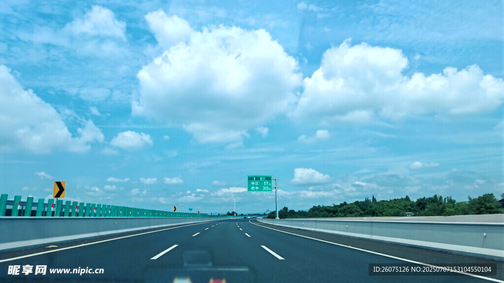 宽阔公路伸向蓝天白云