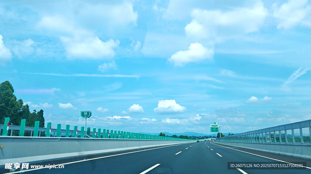 宽阔公路延伸向远方