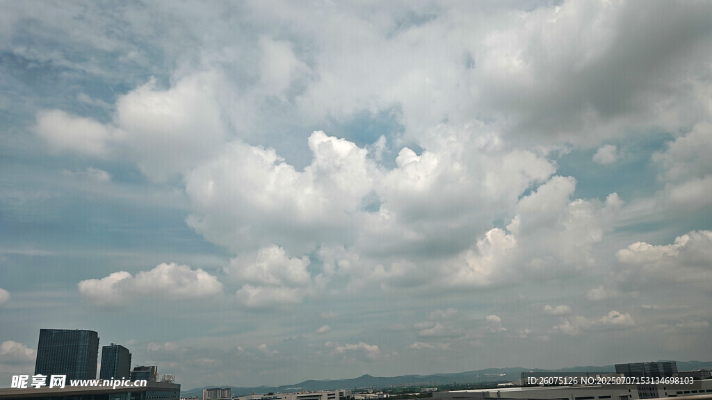 城市上空的多云景象