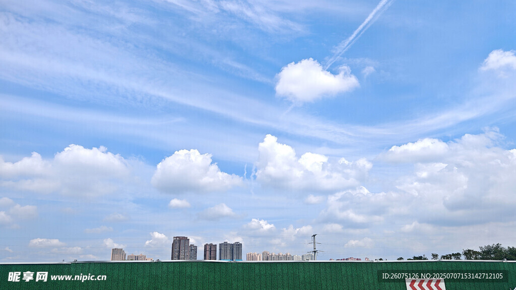 蓝天白云下的城市远景