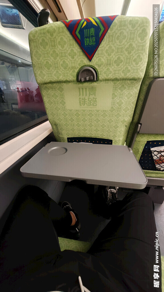 动车内座椅及小桌板