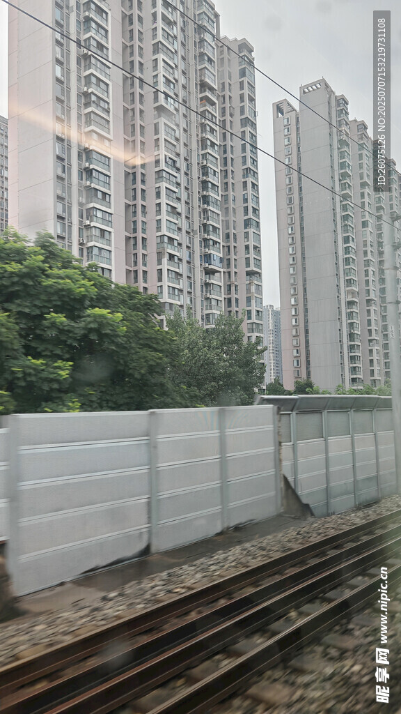 城市铁轨旁的高楼与围挡