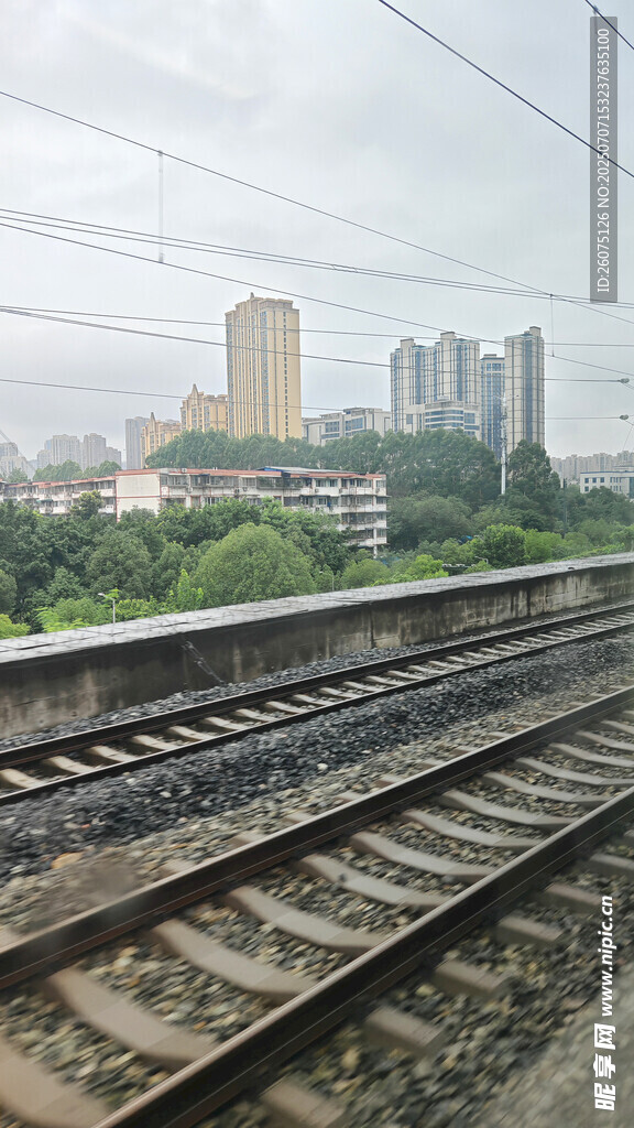 铁轨旁的城市风景