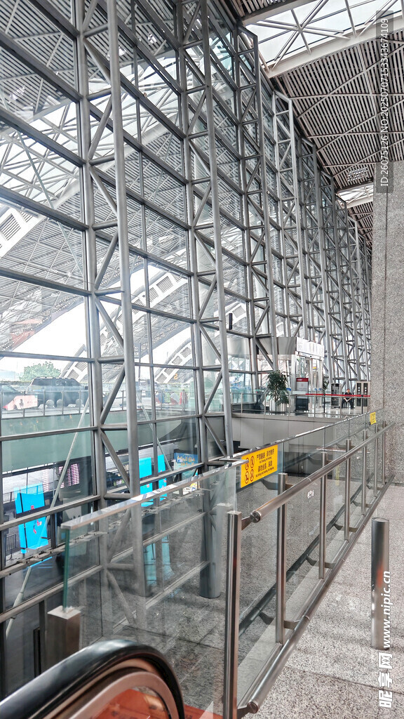 现代工业风的金属结构空间