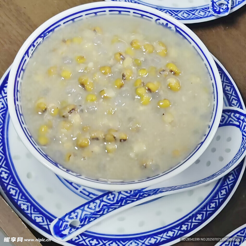 蓝白瓷碗中的绿豆沙西米露