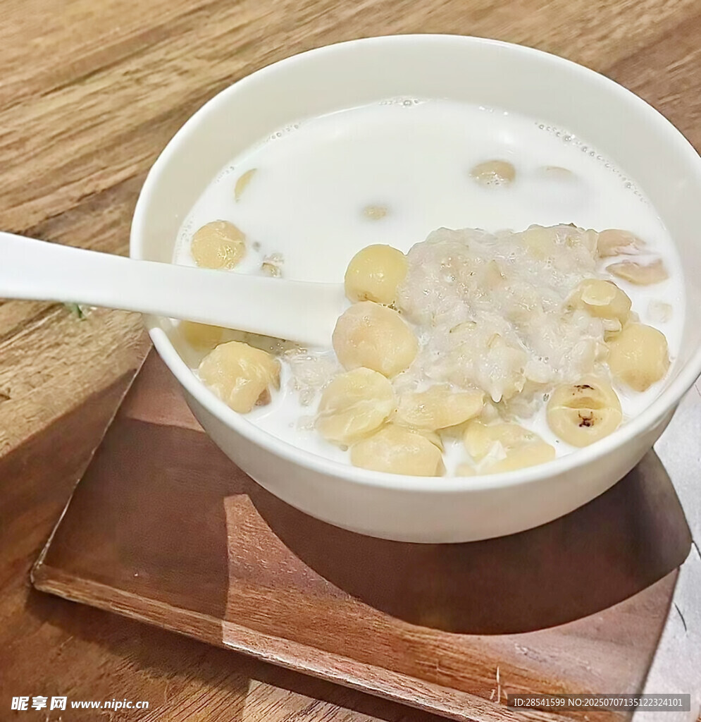 一碗美味的鲜奶燕麦莲子