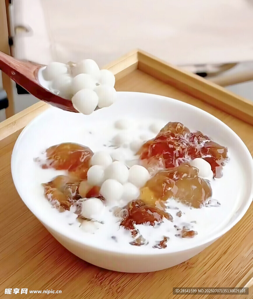 椰奶桃胶小芋圆