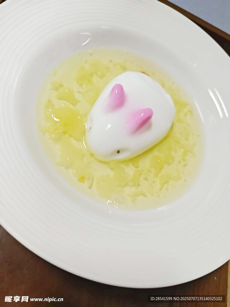 兔子造型鸡蛋配黄色食物玉兔奶冻