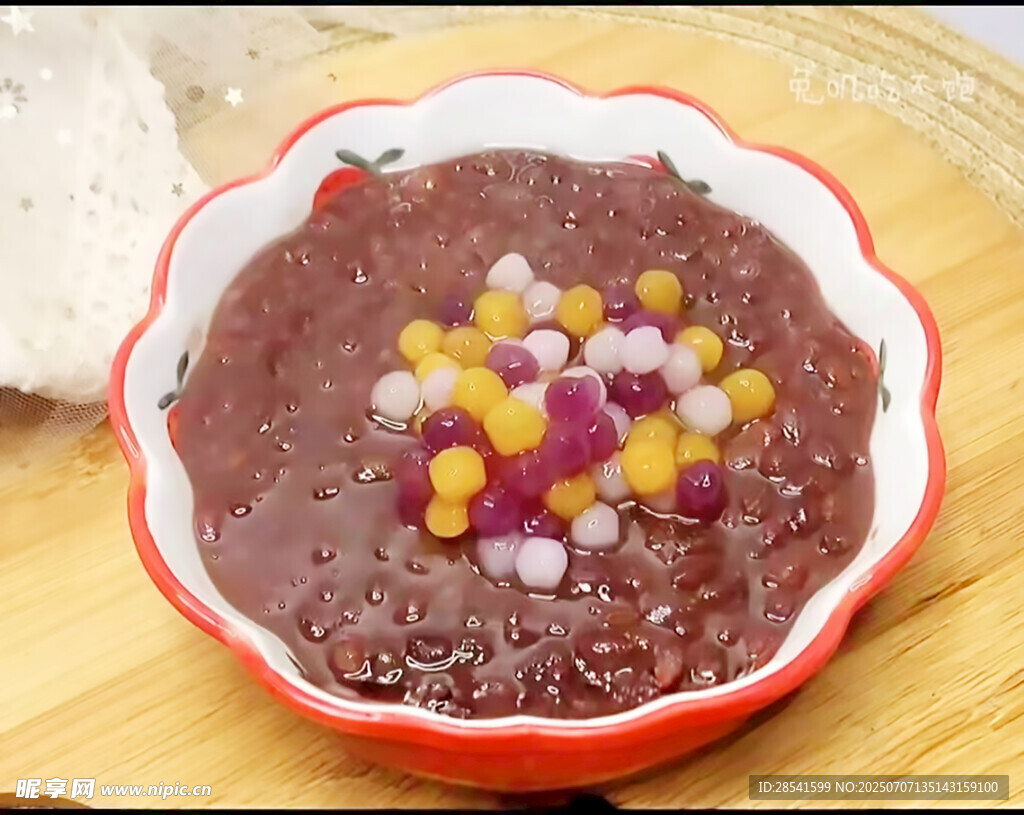 芋圆红豆沙配多彩芋圆甜品