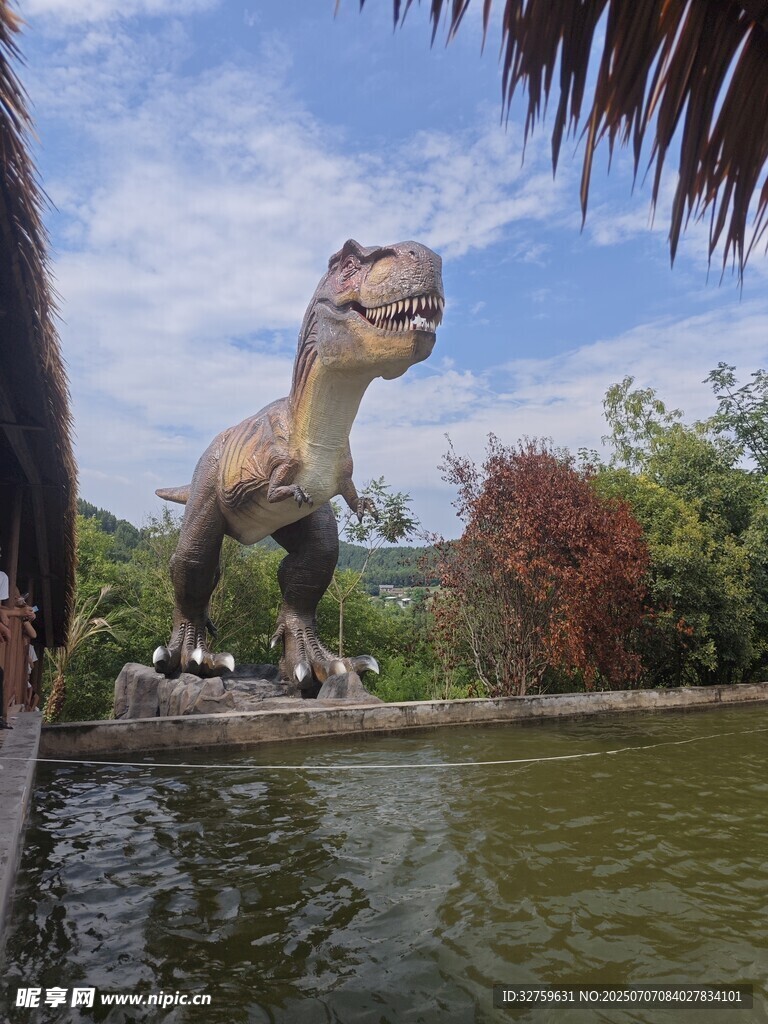 水边恐龙雕塑