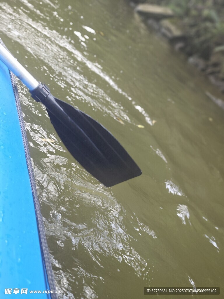 蓝舟划桨于绿水间