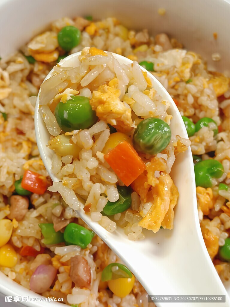 美味蛋炒饭一勺盛起