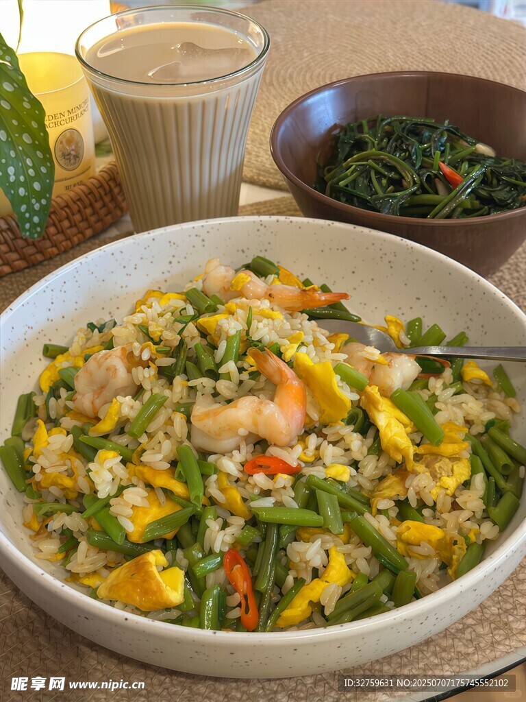 美味缤纷蔬菜虾仁炒饭