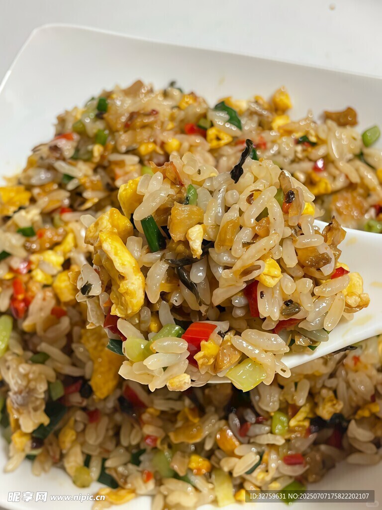 美味多彩炒饭一勺盛起