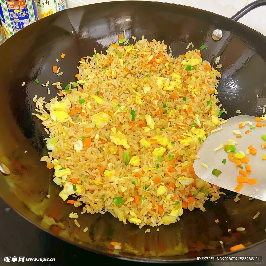 锅中美味蛋炒饭制作中