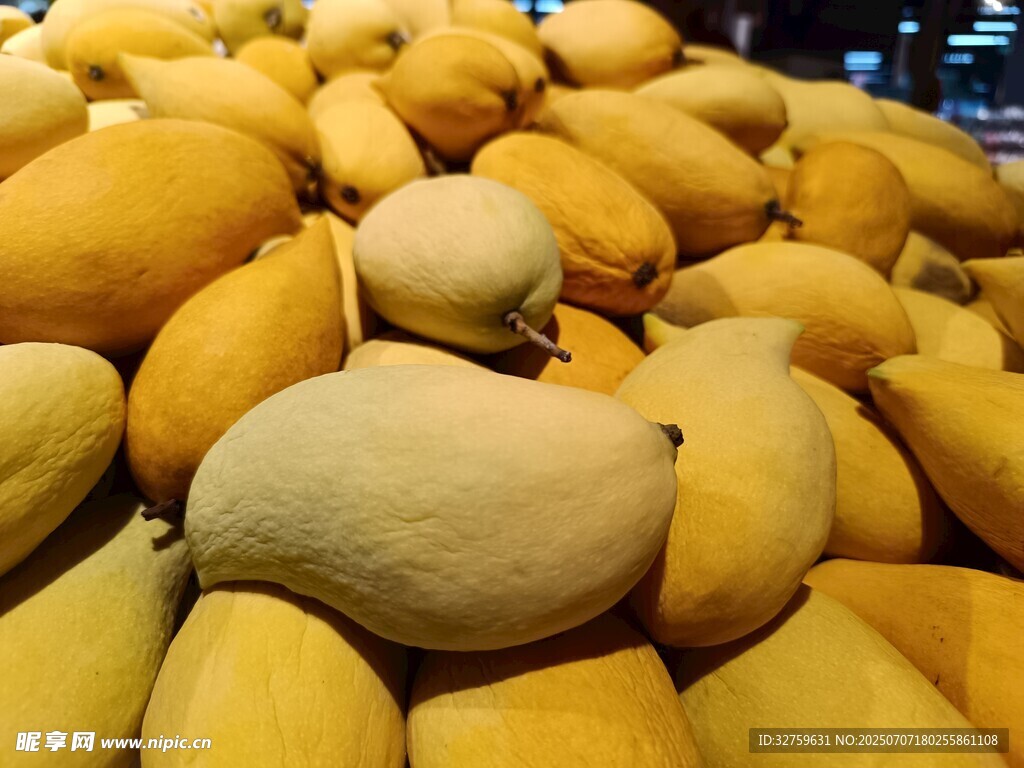 一堆金黄饱满的新鲜芒果