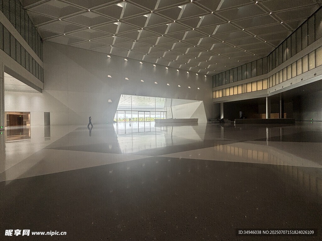 现代宽敞的室内建筑空间
