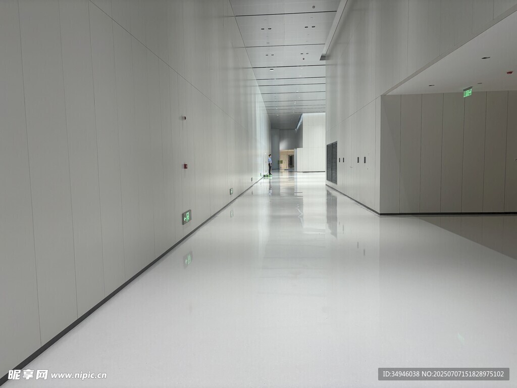 简约现代的空旷走廊空间