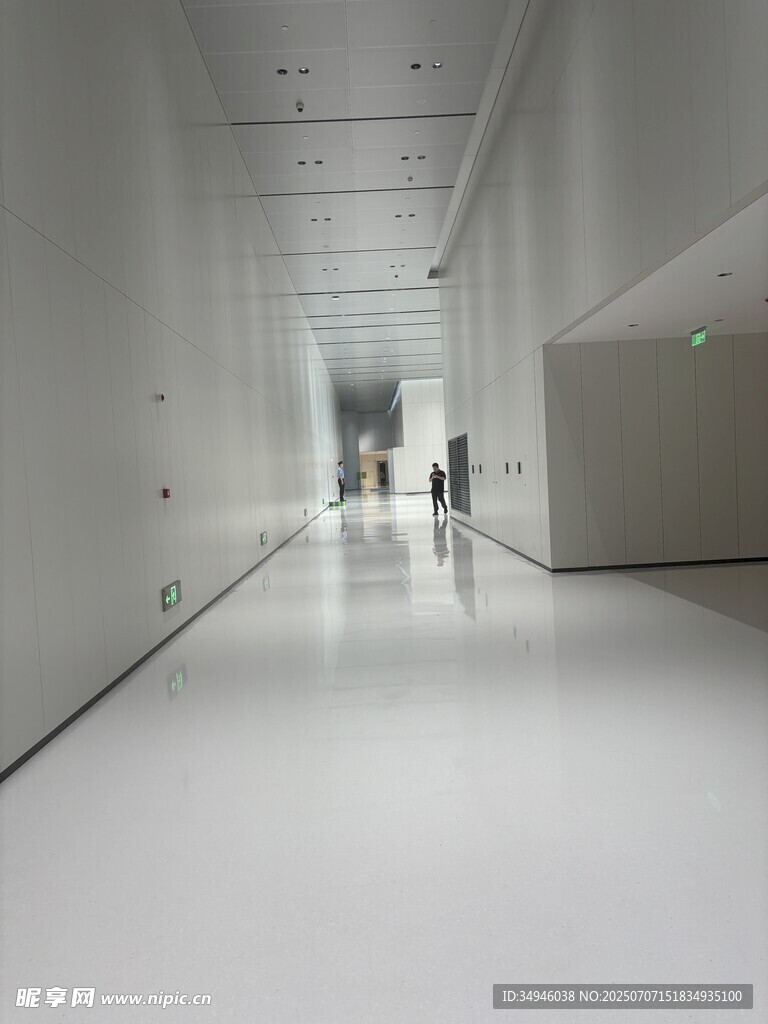 现代简约风格的空旷走廊