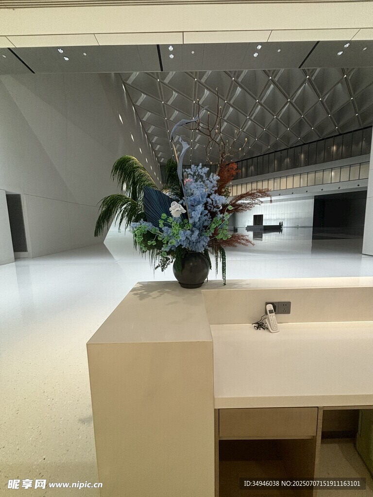 现代简约大厅接待台花艺