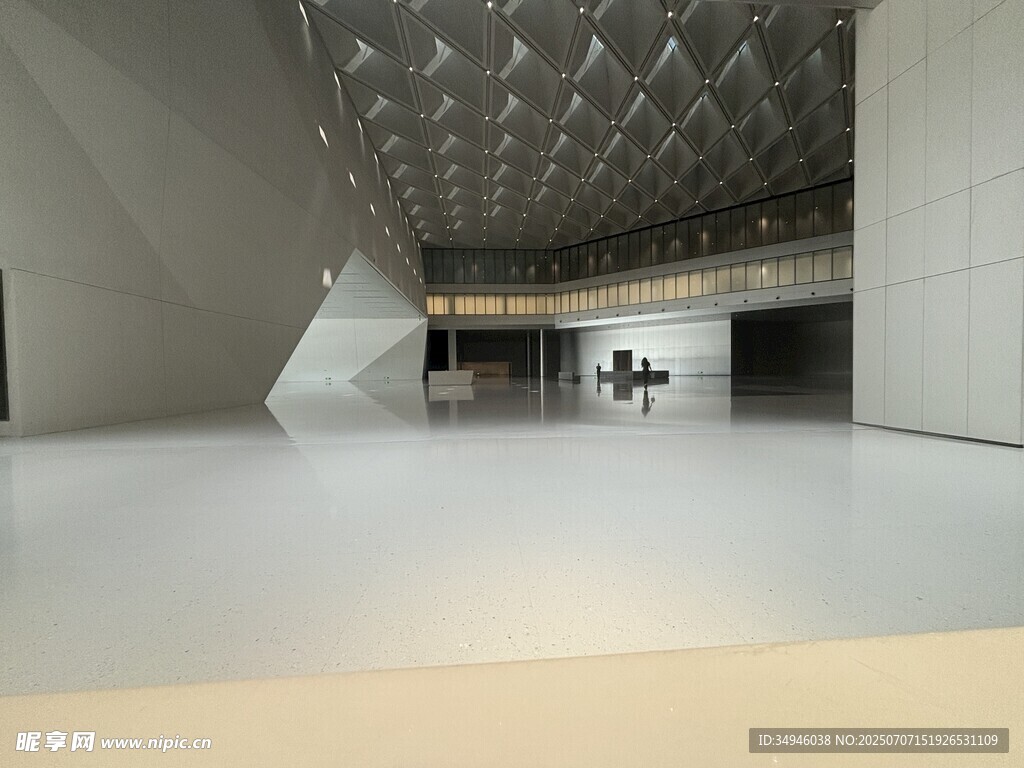 现代简约风格的空旷室内空间