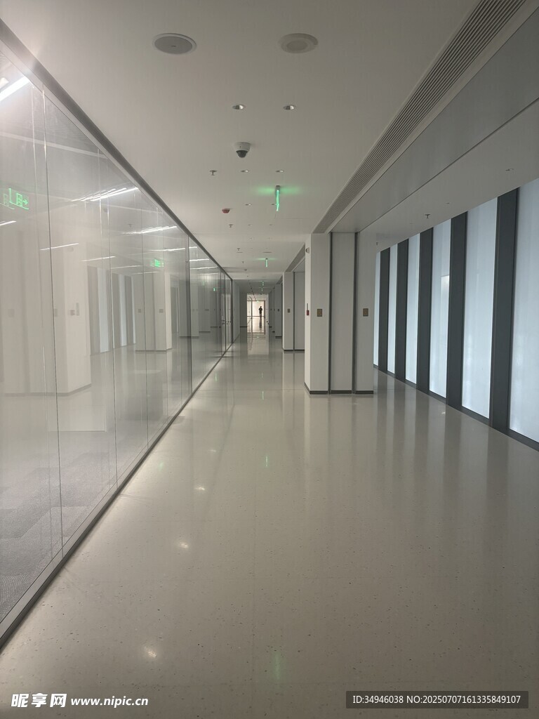现代简约风格的宽敞走廊