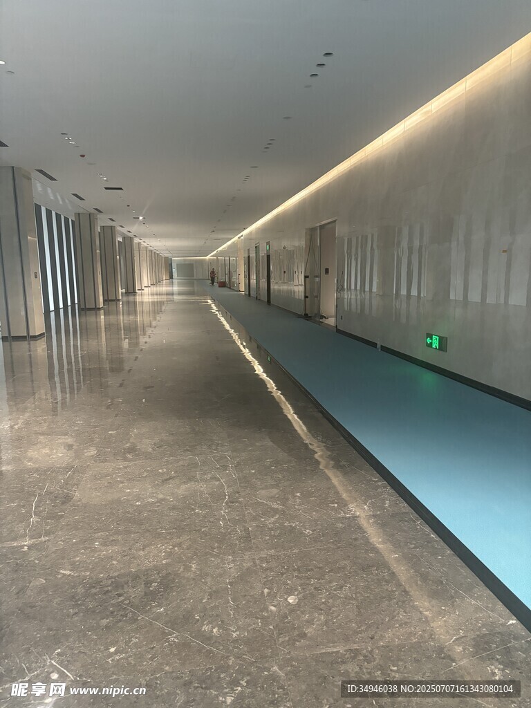 现代风格宽敞室内走廊空间