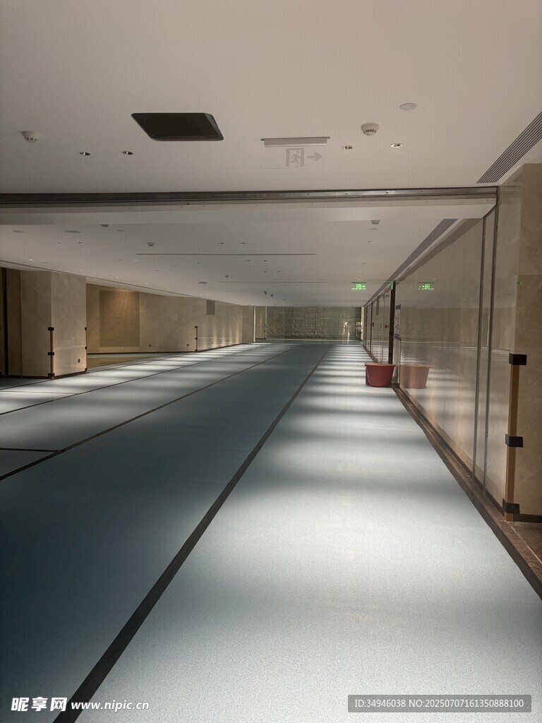 宽敞现代的室内长廊空间