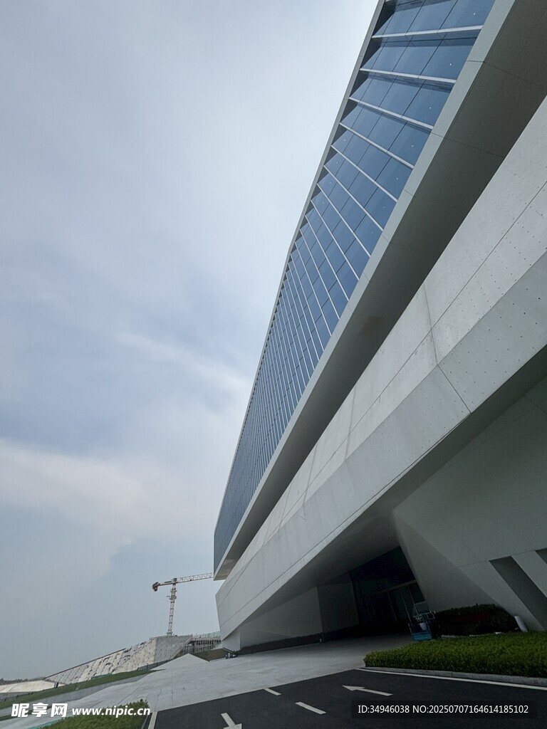 现代风格的宏伟建筑外观