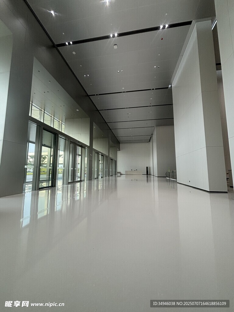 现代宽敞空旷的室内走廊