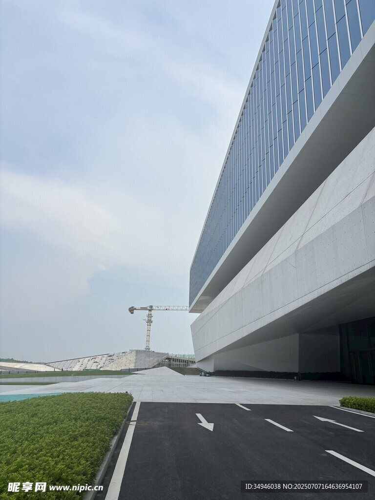 现代建筑旁的宽阔道路