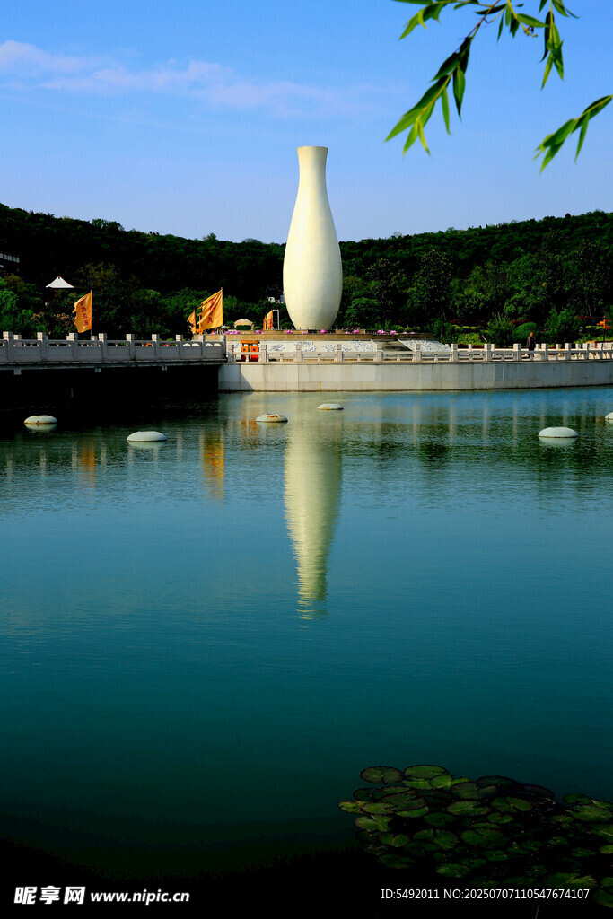 湖畔矗立的独特白色建筑