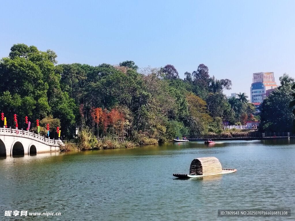 湖畔石桥小船风景如画