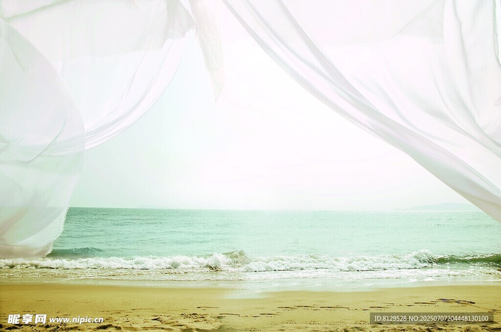 纱幔下的海边浪漫景致