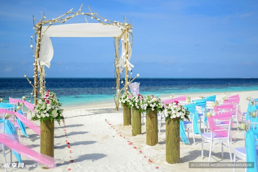 海滩浪漫婚礼布置场景