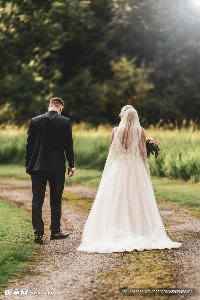 新婚夫妇漫步林间小道