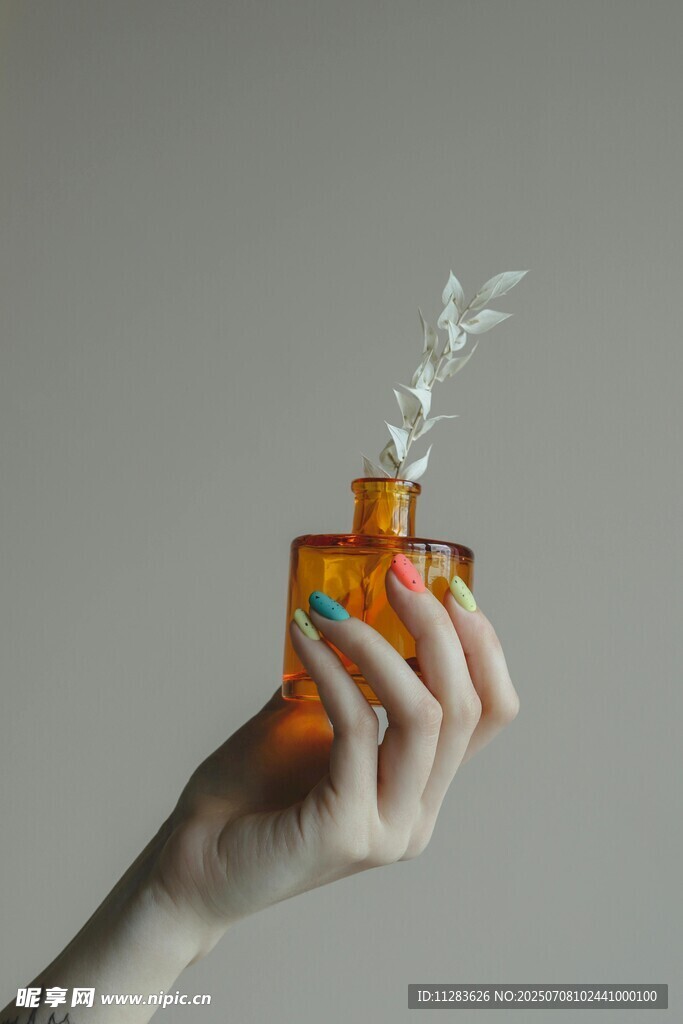 手捧香水瓶
