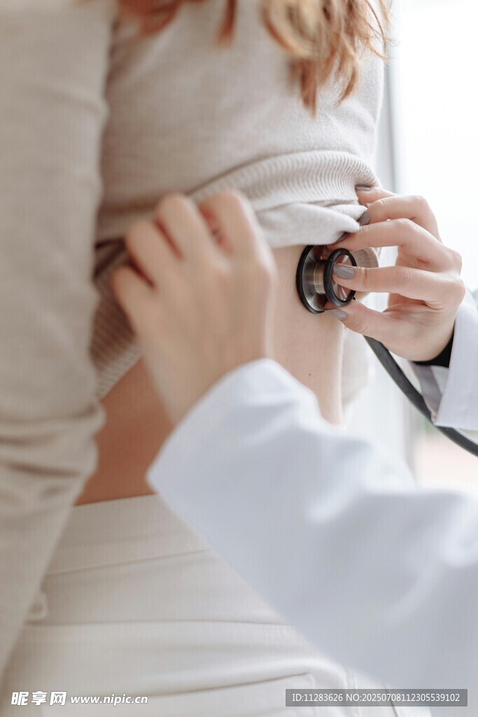 医生为患者听诊腹部