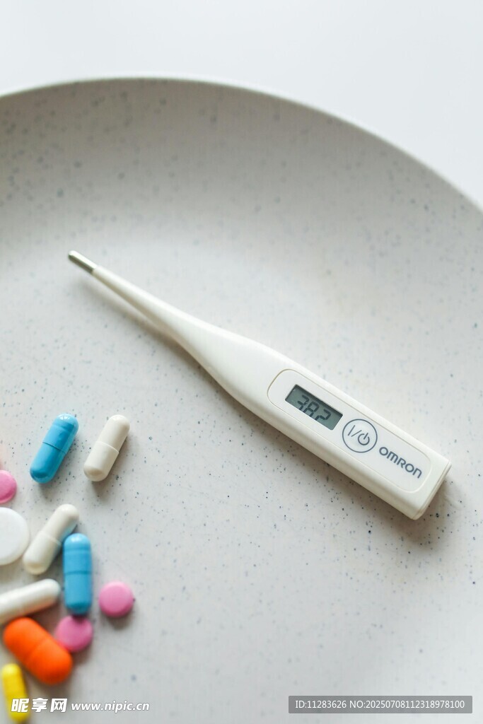 体温计与多彩药片