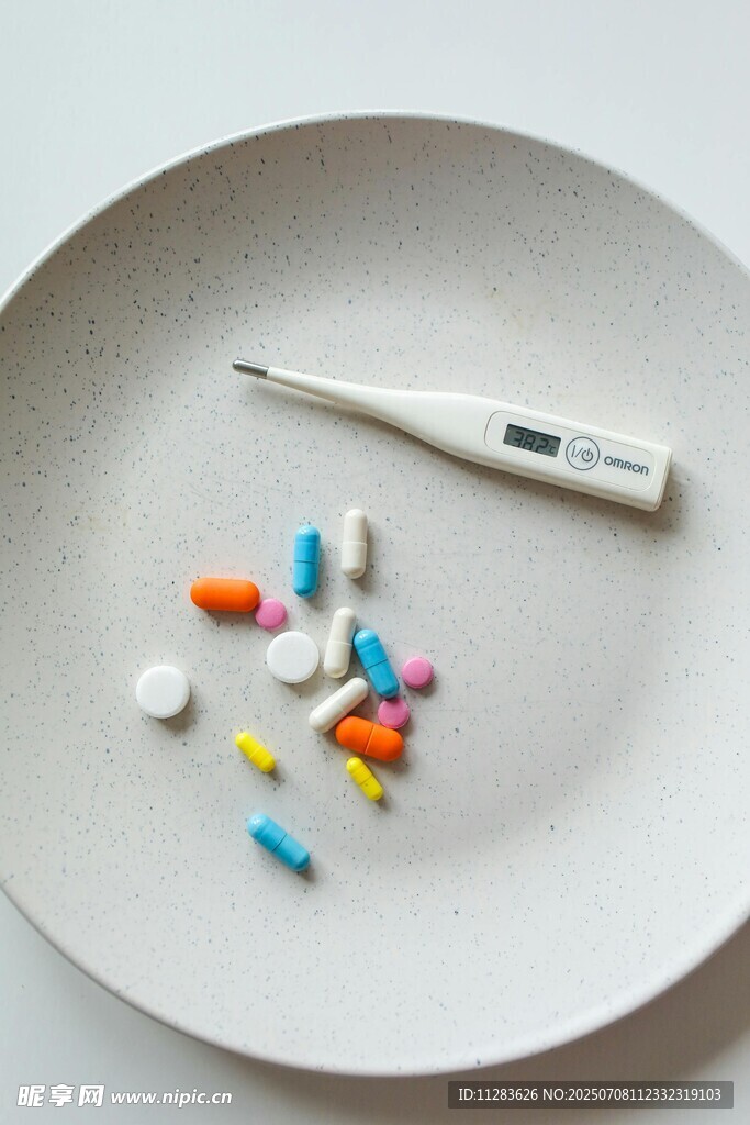 盘中体温计与多彩药片